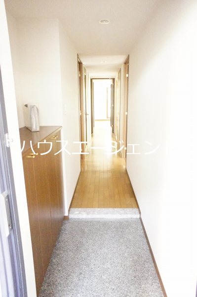 玄関　ゆとりのある玄関です。※参考画像