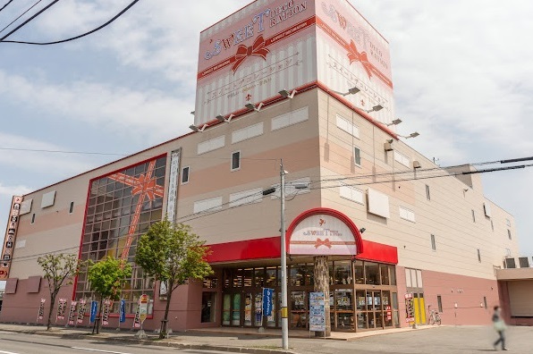 ホームセンター　スイートデコレーションメガアウトレット西岡（ホームセンター）まで906m