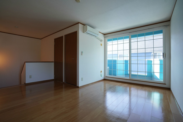 居室・リビング　同じ建物の別なお部屋