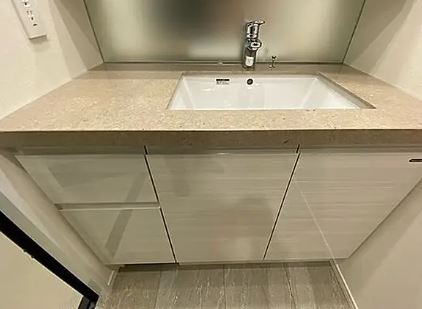 洗面設備　ゆったりとスペースのある洗面所