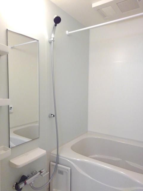 バス・シャワールーム　コンパクトで使いやすいお風呂です