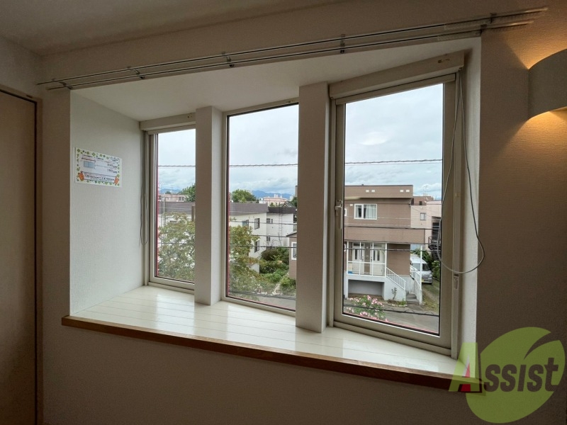 バルコニー　大きな窓がありますので風通しが良さそう。