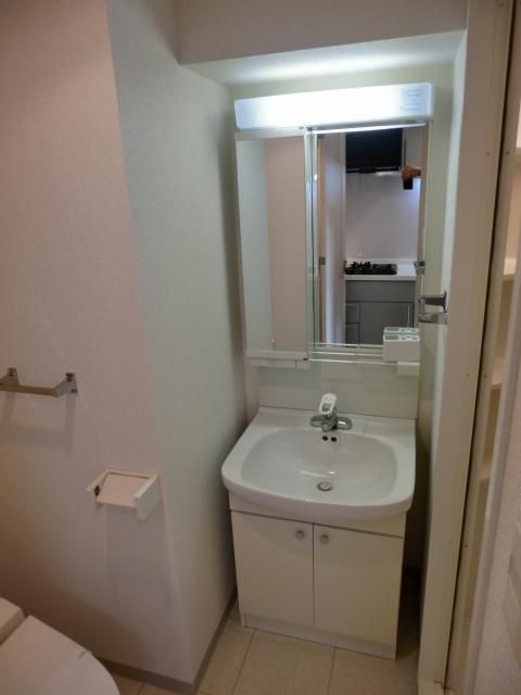 洗面設備　シンプルな独立洗面台