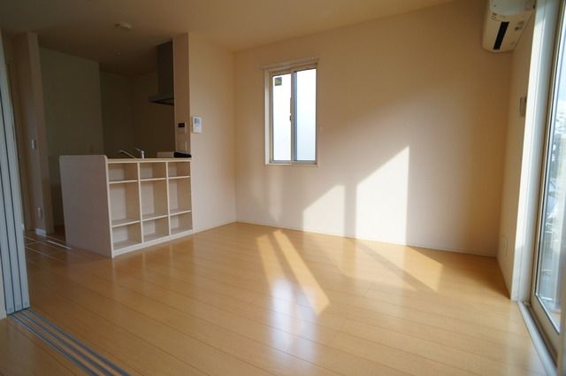 居室・リビング　２面採光のリビングです