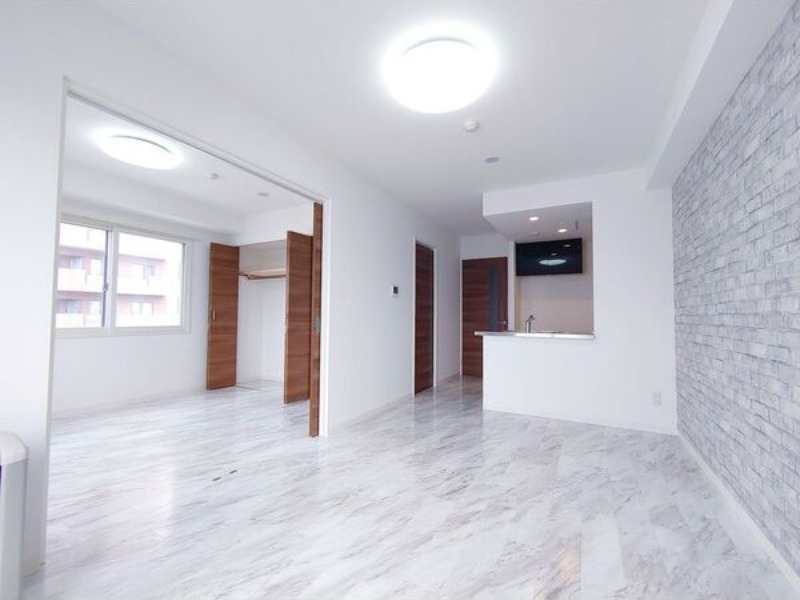 居室・リビング　内装中につき同タイプ別号室の画像です。