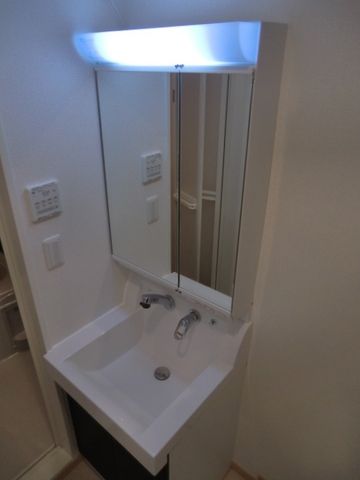 洗面設備　鏡の大きい洗面台