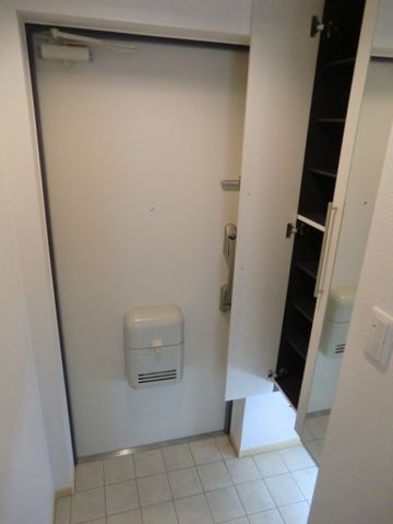 玄関　下駄箱下照明あり