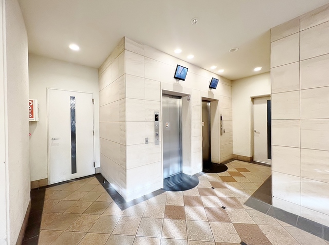 その他共有部分　エレベーター２基・防犯カメラ付き