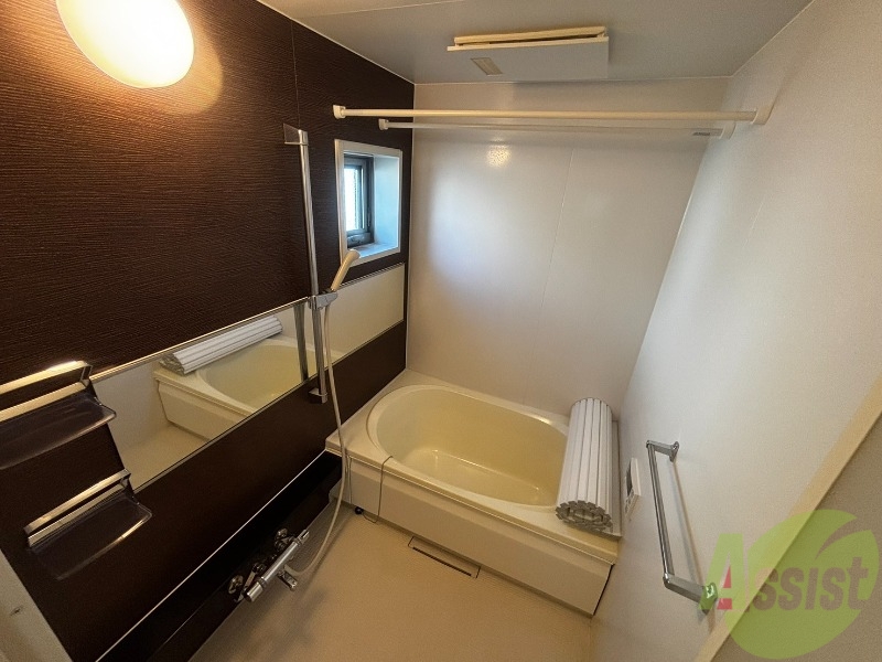 バス・シャワールーム　落ち着いたデザインの浴室。ゆったりできそうです。