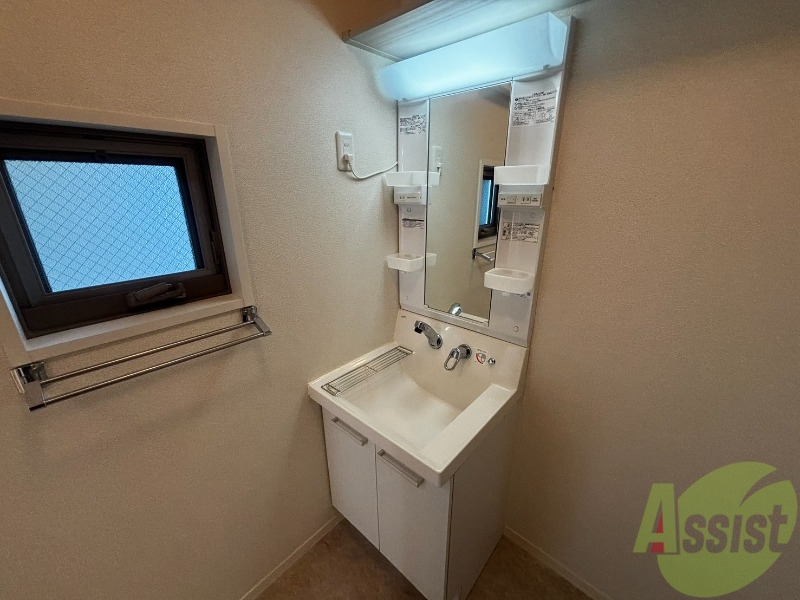 洗面設備　洗面所は独立しており、シャワー付きです。