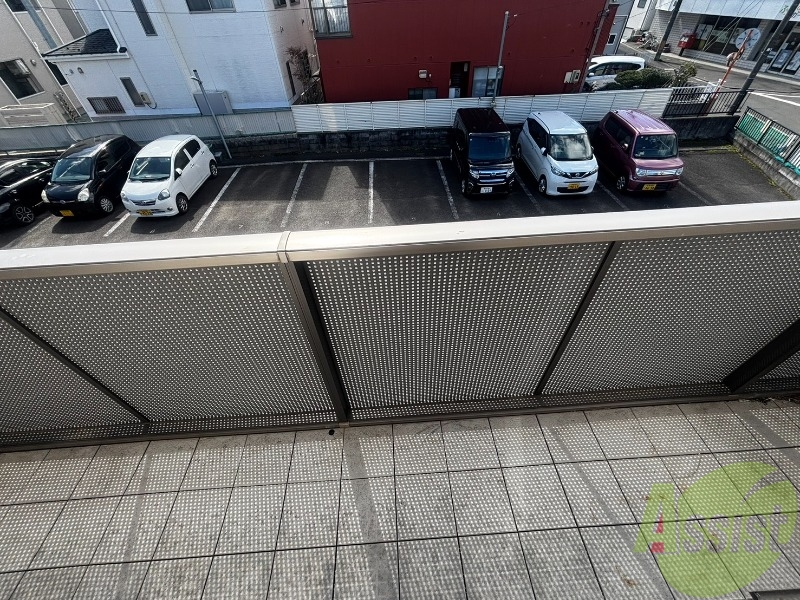 バルコニー　バルコニーは洗濯物を干すのに十分な広さがありますね。