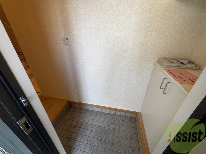 玄関　玄関から撮影しました。明るい印象ですね。