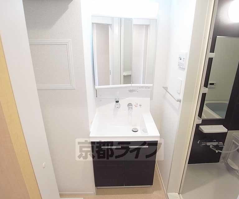 洗面設備　独立した洗面台です。