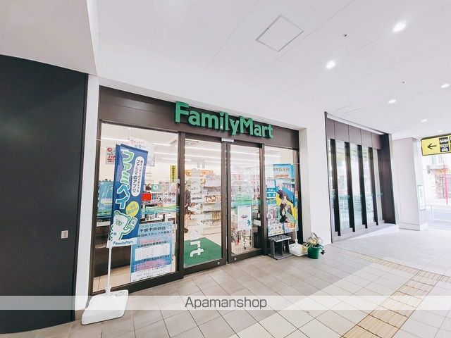 コンビニ　ファミリーマート（コンビニ）まで561m