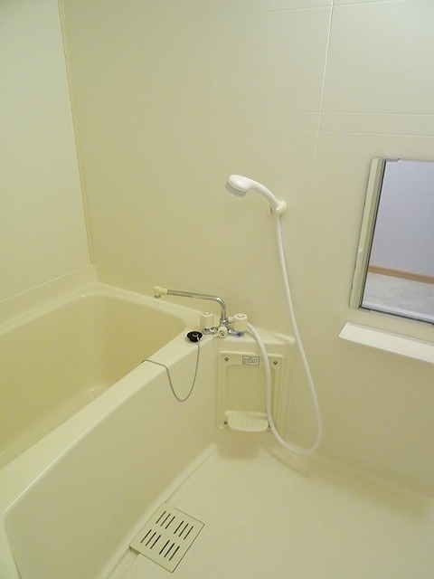 バス・シャワールーム　清潔感のあるお風呂場です。