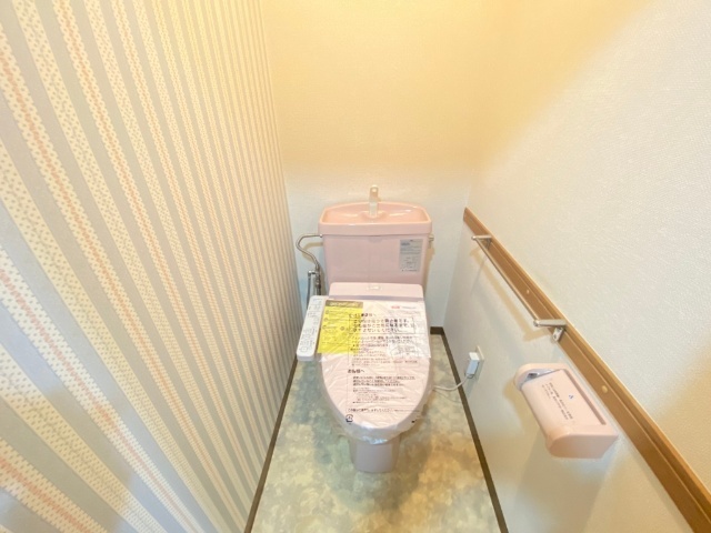 トイレ　同一物件、別部屋の写真です。