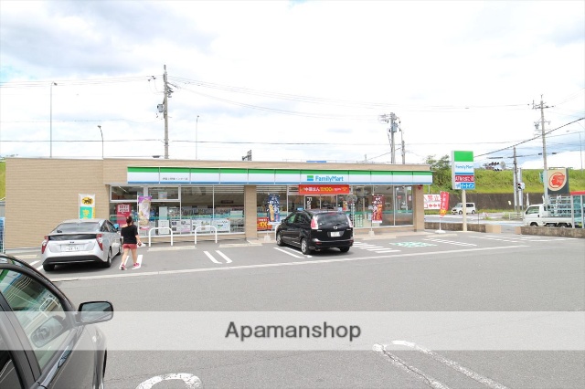 コンビニ　ファミリーマート（コンビニ）まで650m