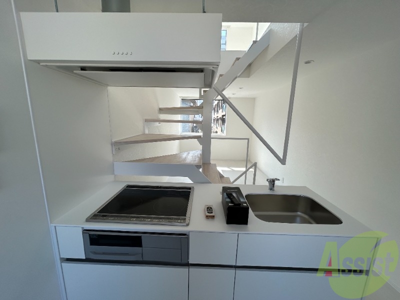 キッチン　２口のＩＨコンロとグリルが備え付きのシステムキッチンです。