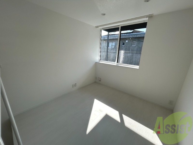 居室・リビング　こちらリビングになります。白で統一された空間がオシャレです。