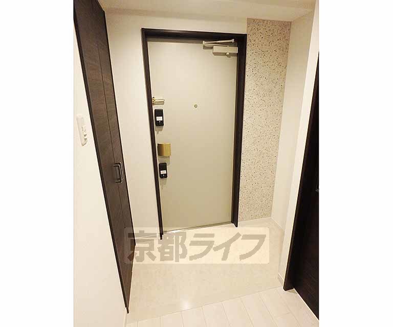 玄関　玄関から高級感が漂います。（エマウォール使用）