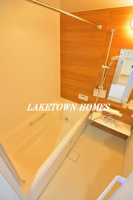 バス・シャワールーム　追い焚き＆浴室換気乾燥機付の浴室です。