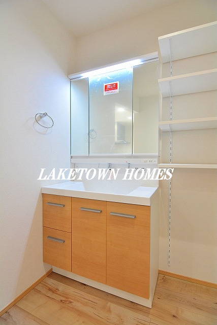 洗面設備　三面鏡の洗髪洗面化粧台です。