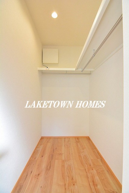 収納　西側洋室のウォークインクローゼットです。