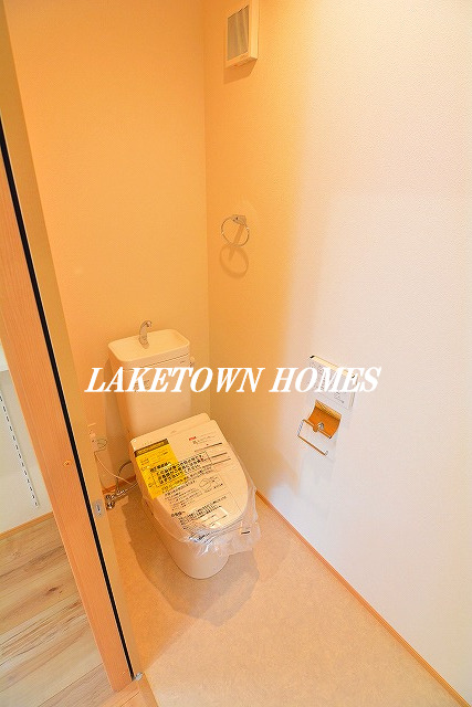 トイレ　１階・温水洗浄暖房便座付のトイレです。