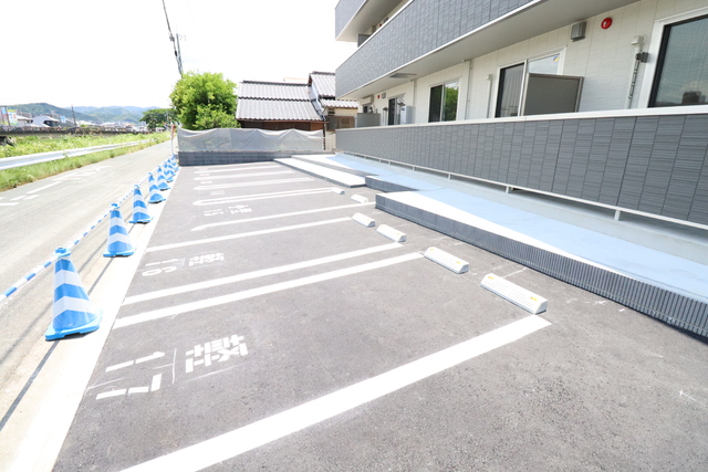 駐車場　駐車場各世帯１台以上確保できます。