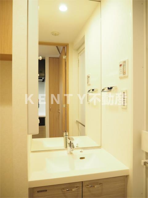 洗面設備　明るい洗面所です