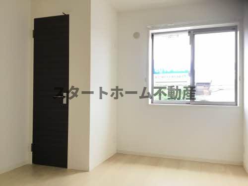 居室・リビング　落ち着いた色調の洋室です