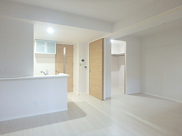 居室・リビング　こちらのリビングで趣味の時間をお楽しみください