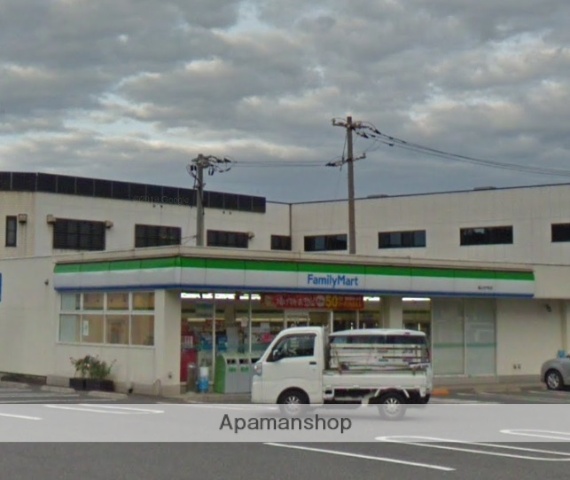 コンビニ　ファミリーマート（コンビニ）まで741m