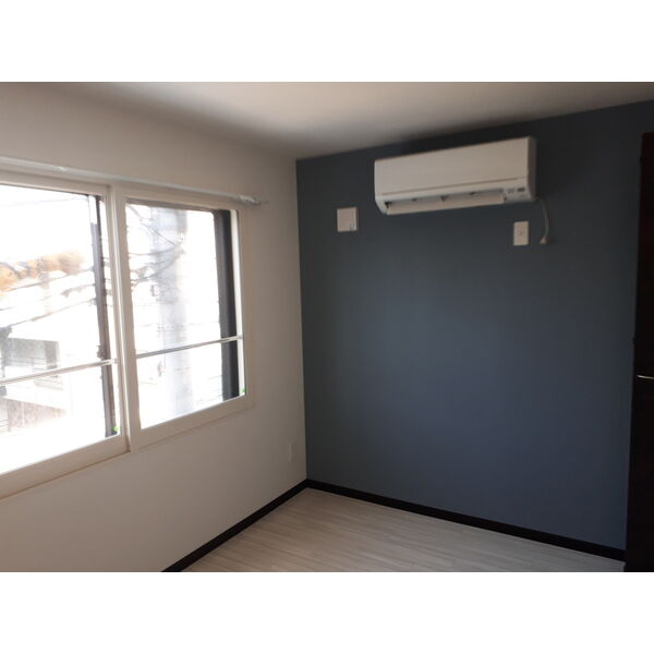 居室・リビング　落ち着いた色調の洋室です