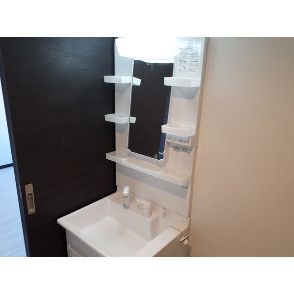 洗面設備　明るい洗面所です