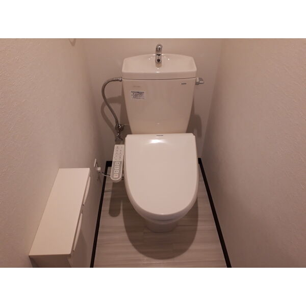 トイレ　落ち着いた色調のトイレです