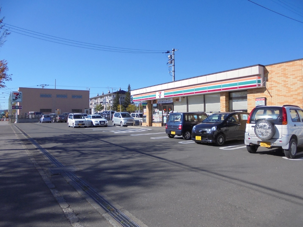 コンビニ　セブンイレブン北見とん田西店（コンビニ）まで607m