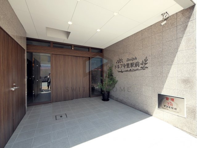 エントランス　落ち着いたエントランスです