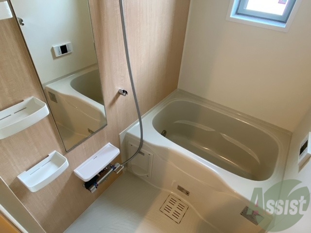 バス・シャワールーム　浴室はゆったりと浸かれるサイズ感になっています。