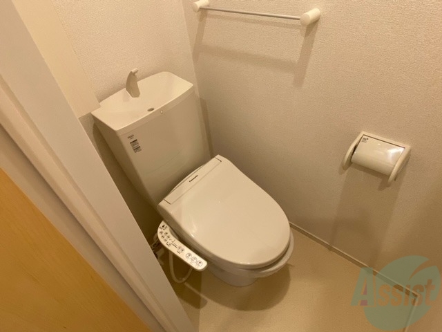 トイレ　温水洗浄便座なので快適に使用できそうですね。