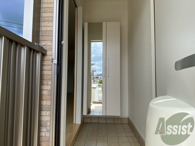 玄関　玄関から撮影しました。敷居が高くなくて安心ですね。