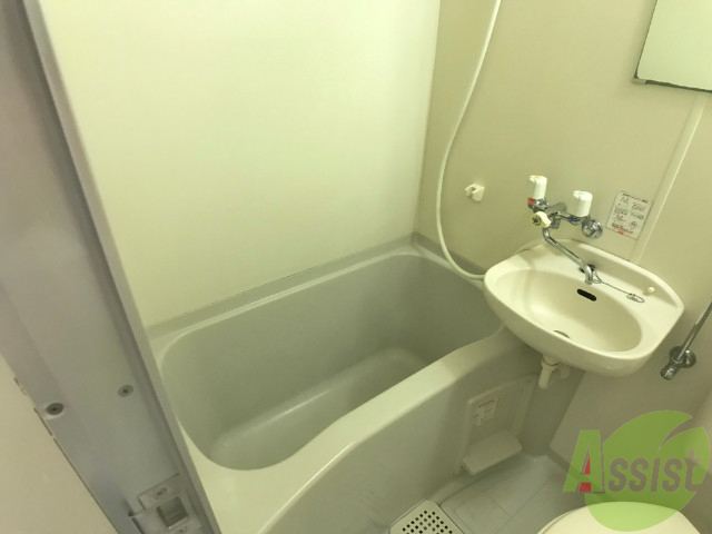 バス・シャワールーム　浴室はゆったりと浸かれるサイズ感になっています。
