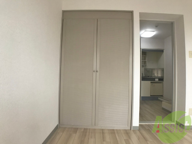 収納　洋室のクローゼットは一人暮らしにはちょうど良いサイズですね。