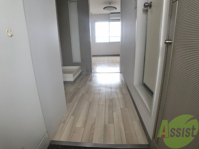 玄関　玄関から撮影しました。明るい印象ですね。