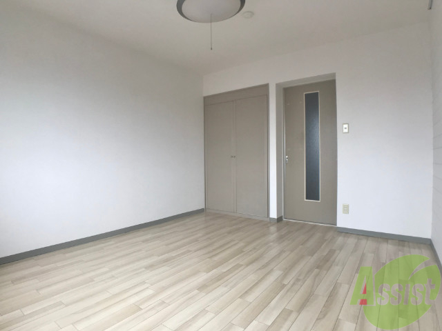 居室・リビング　洋室は日当たりも良く広々としていて過ごしやすそうですね。