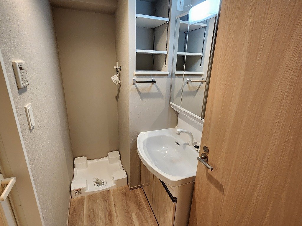 洗面設備　扉付脱衣所　便利な収納棚　洗髪洗面化粧台・洗濯機置場