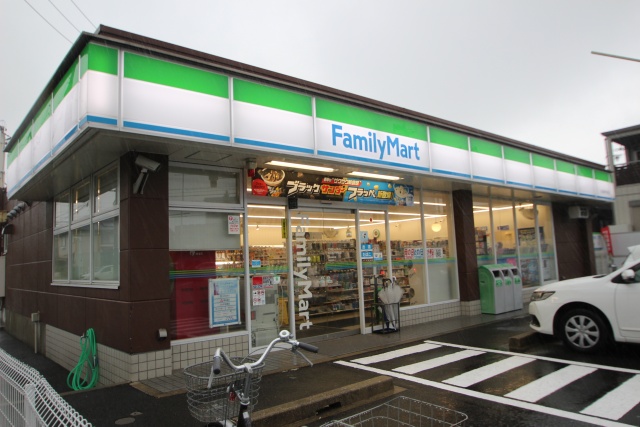 コンビニ　ファミリーマート　名古屋平中町店（コンビニ）まで100m
