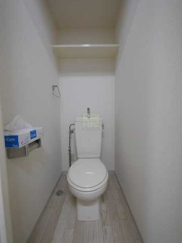 トイレ　別部屋の画像になります。