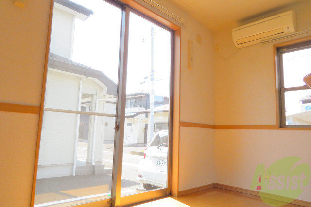 居室・リビング　南向きなので陽当たりも良く明るい印象のリビングです。