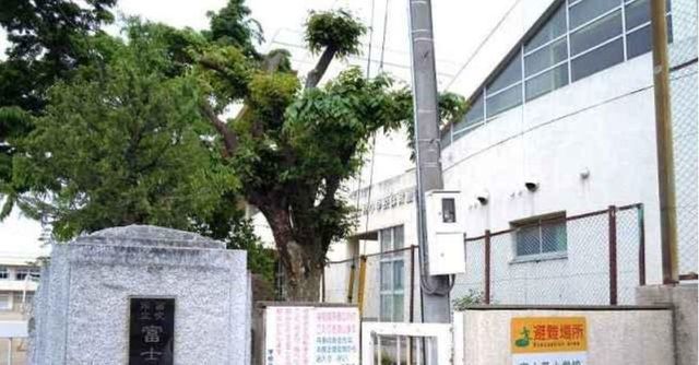 小学校　笛吹市立富士見小学校（小学校）まで270m